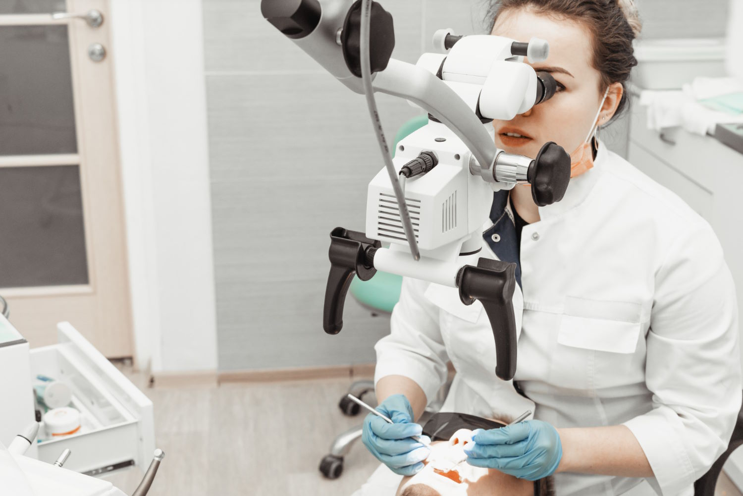 Leczenie zębów pod mikroskopem – jak to wygląda?