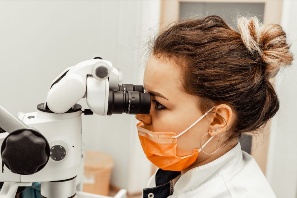 Leczenie zębów pod mikroskopem to innowacyjna metoda, która umożliwia stomatologom pracę na najwyższym poziomie precyzji i skuteczności