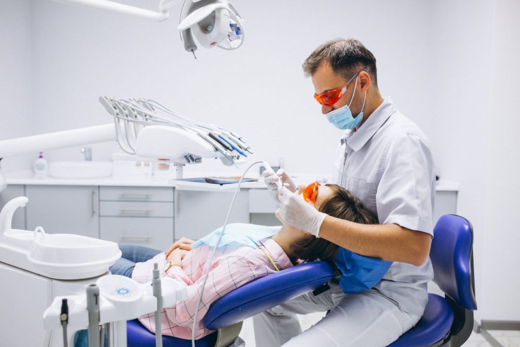 Profesjonalne wybielanie zębów można przeprowadzić zarówno u dentysty, jak i w domu