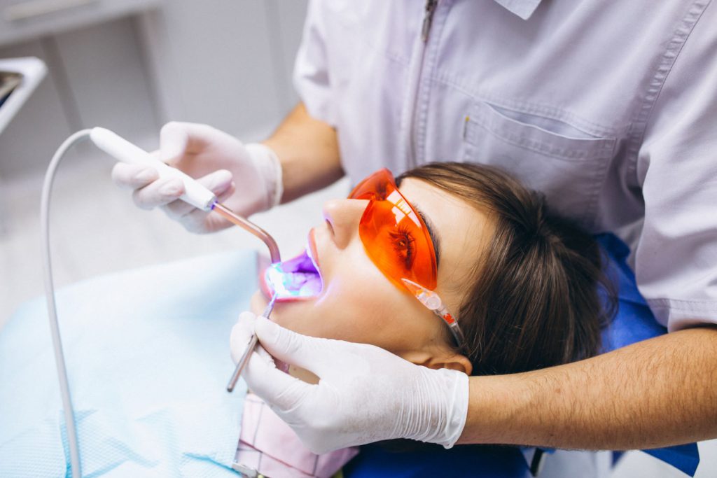Profesjonalne wybielanie zębów można przeprowadzić zarówno u dentysty, jak i w domu